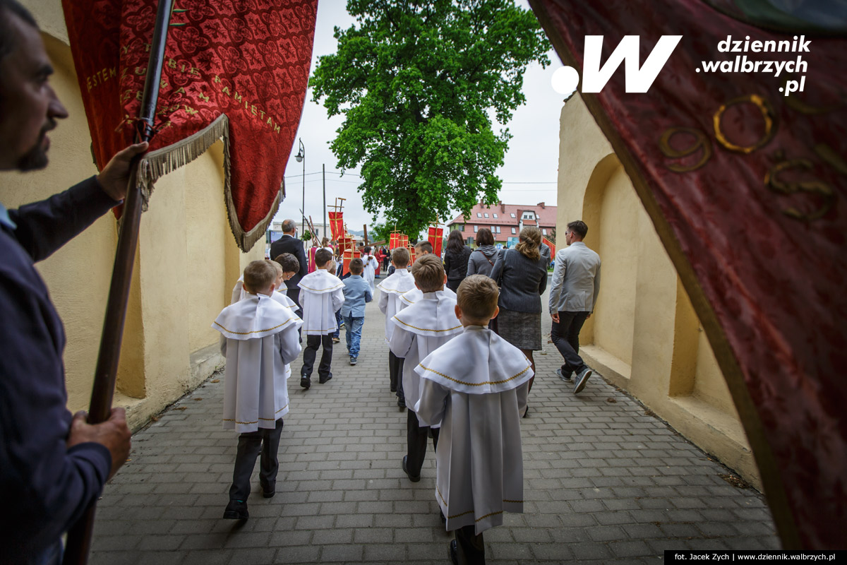 26.05.2016 Krzeszów. Kilkuset wiernych z Dolnego Śląska wzięło udział w tradycyjnej procesji Bożego Ciała w Sanktuarium Matki Bożej Łaskawej w Opactwie Cystersów w Krzeszowie. fot. Jacek Zych / Dziennik Wałbrzych