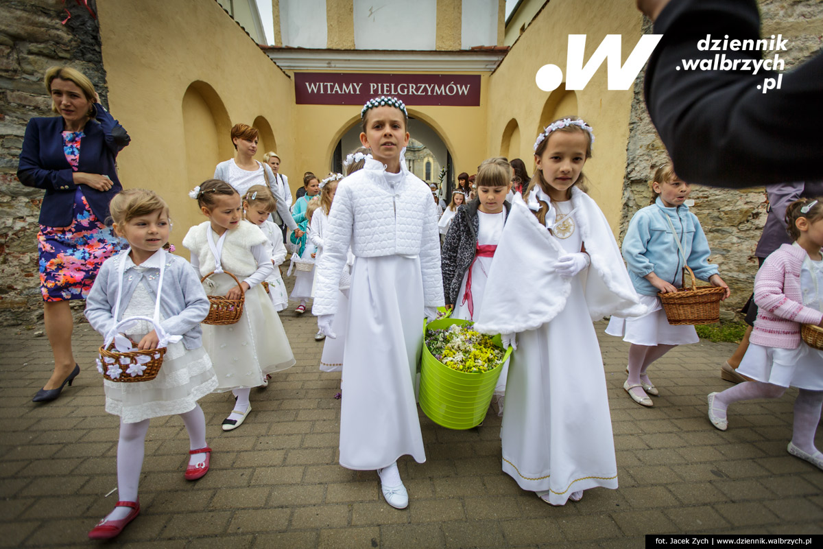 26.05.2016 Krzeszów. Kilkuset wiernych z Dolnego Śląska wzięło udział w tradycyjnej procesji Bożego Ciała w Sanktuarium Matki Bożej Łaskawej w Opactwie Cystersów w Krzeszowie. fot. Jacek Zych / Dziennik Wałbrzych