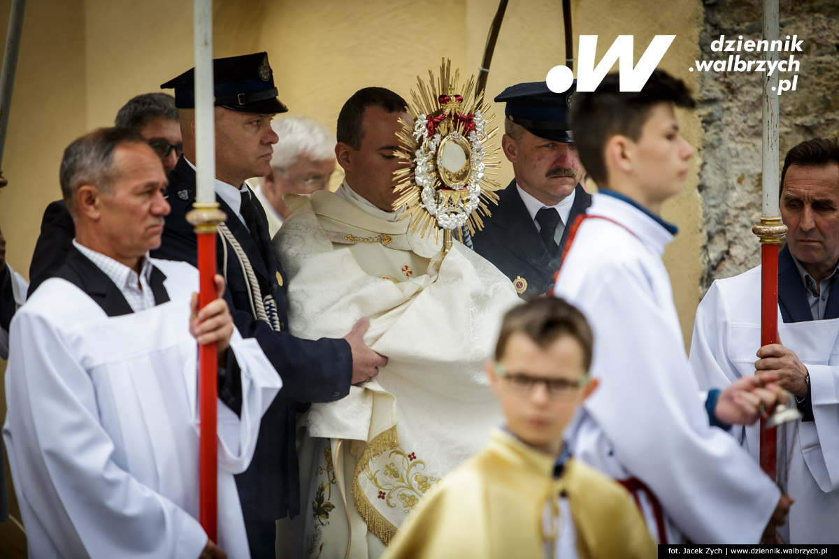 26.05.2016 Krzeszów. Kilkuset wiernych z Dolnego Śląska wzięło udział w tradycyjnej procesji Bożego Ciała w Sanktuarium Matki Bożej Łaskawej w Opactwie Cystersów w Krzeszowie. fot. Jacek Zych / Dziennik Wałbrzych