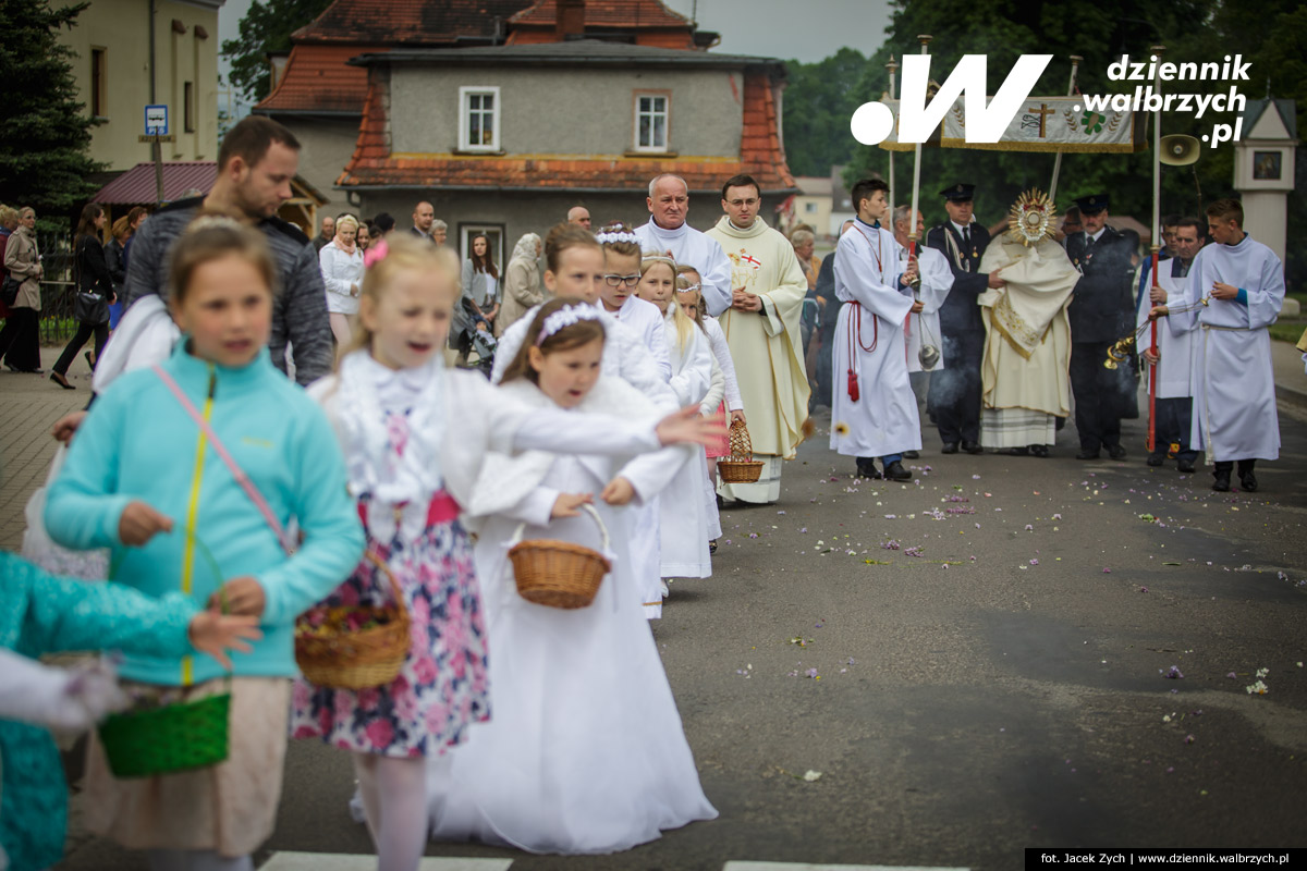 26.05.2016 Krzeszów. Kilkuset wiernych z Dolnego Śląska wzięło udział w tradycyjnej procesji Bożego Ciała w Sanktuarium Matki Bożej Łaskawej w Opactwie Cystersów w Krzeszowie. fot. Jacek Zych / Dziennik Wałbrzych