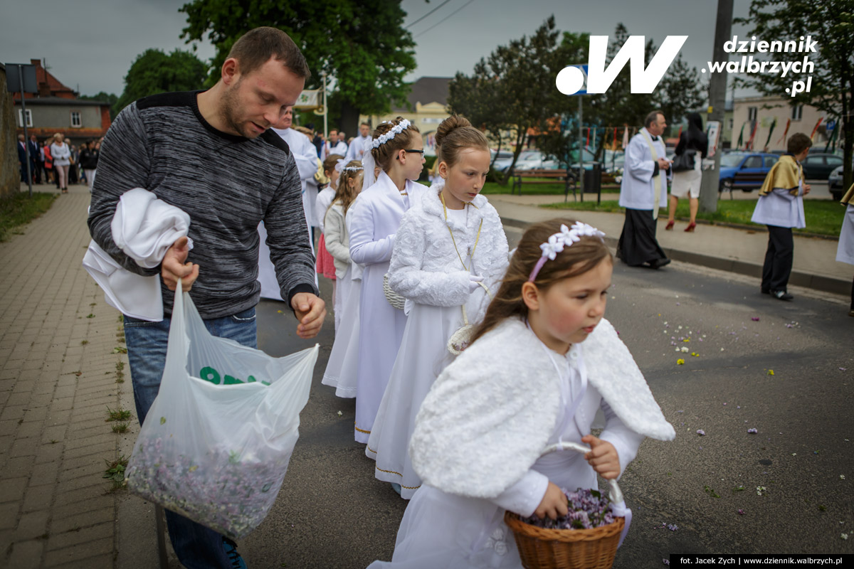 26.05.2016 Krzeszów. Kilkuset wiernych z Dolnego Śląska wzięło udział w tradycyjnej procesji Bożego Ciała w Sanktuarium Matki Bożej Łaskawej w Opactwie Cystersów w Krzeszowie. fot. Jacek Zych / Dziennik Wałbrzych