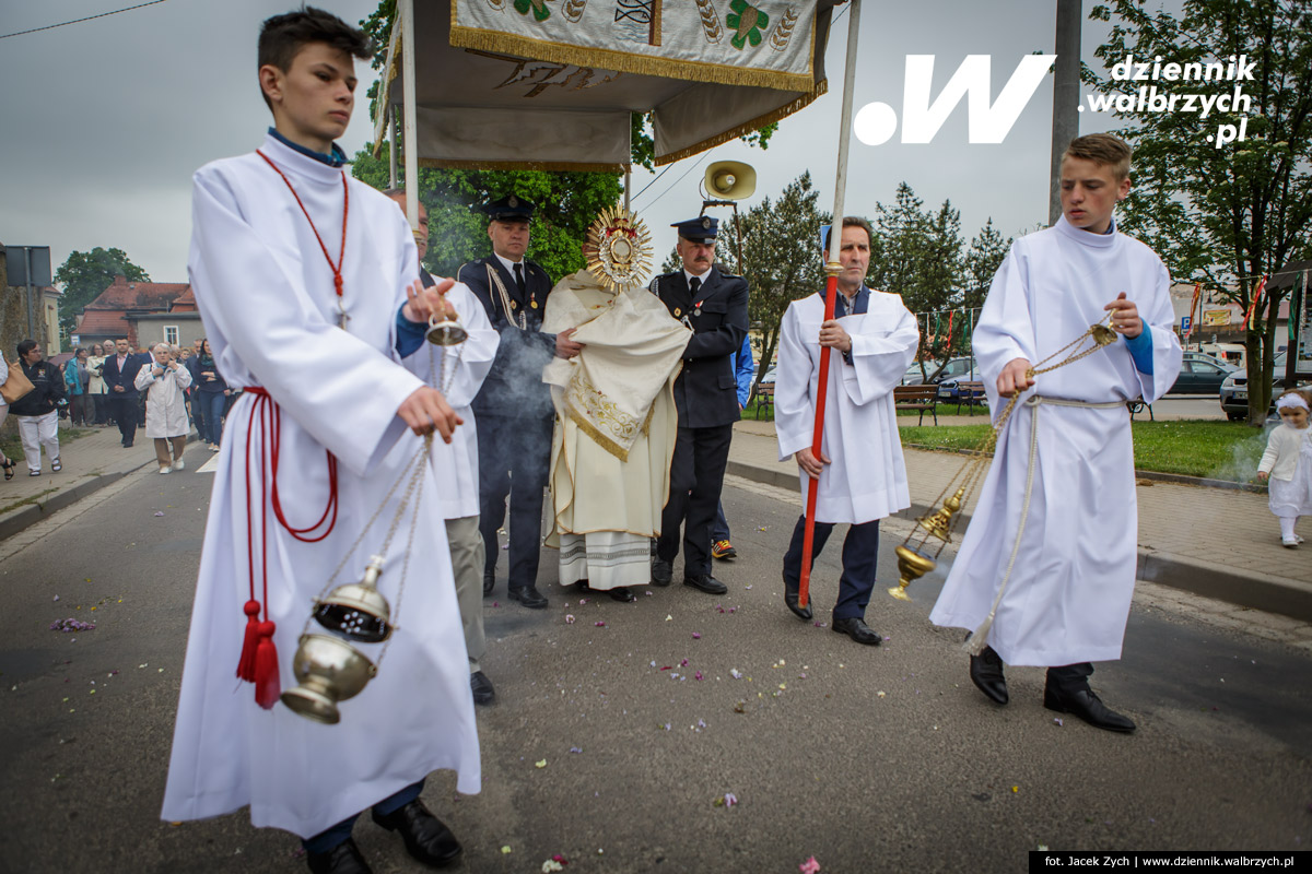 26.05.2016 Krzeszów. Kilkuset wiernych z Dolnego Śląska wzięło udział w tradycyjnej procesji Bożego Ciała w Sanktuarium Matki Bożej Łaskawej w Opactwie Cystersów w Krzeszowie. fot. Jacek Zych / Dziennik Wałbrzych