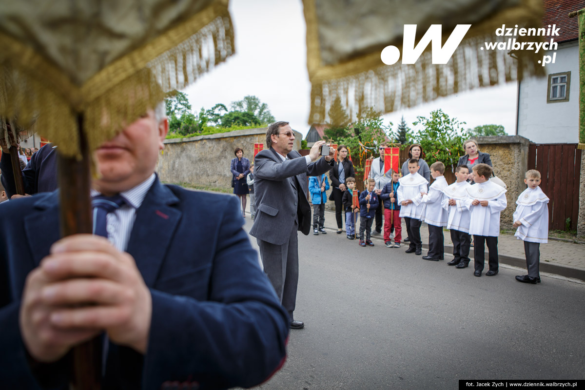 26.05.2016 Krzeszów. Kilkuset wiernych z Dolnego Śląska wzięło udział w tradycyjnej procesji Bożego Ciała w Sanktuarium Matki Bożej Łaskawej w Opactwie Cystersów w Krzeszowie. fot. Jacek Zych / Dziennik Wałbrzych