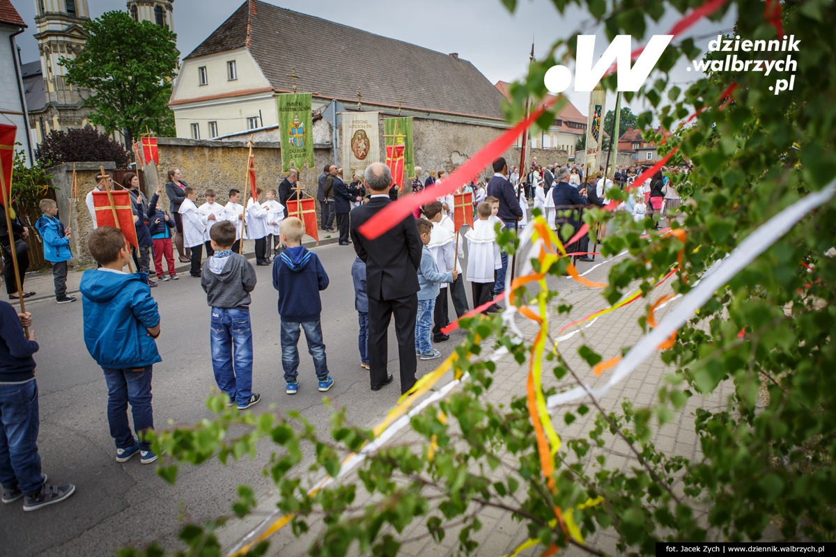 26.05.2016 Krzeszów. Kilkuset wiernych z Dolnego Śląska wzięło udział w tradycyjnej procesji Bożego Ciała w Sanktuarium Matki Bożej Łaskawej w Opactwie Cystersów w Krzeszowie. fot. Jacek Zych / Dziennik Wałbrzych