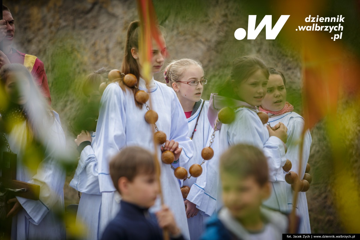 26.05.2016 Krzeszów. Kilkuset wiernych z Dolnego Śląska wzięło udział w tradycyjnej procesji Bożego Ciała w Sanktuarium Matki Bożej Łaskawej w Opactwie Cystersów w Krzeszowie. fot. Jacek Zych / Dziennik Wałbrzych