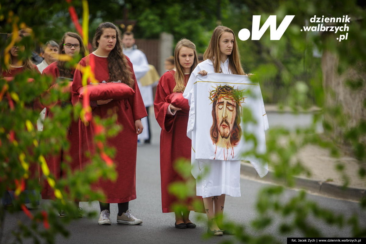 26.05.2016 Krzeszów. Kilkuset wiernych z Dolnego Śląska wzięło udział w tradycyjnej procesji Bożego Ciała w Sanktuarium Matki Bożej Łaskawej w Opactwie Cystersów w Krzeszowie. fot. Jacek Zych / Dziennik Wałbrzych