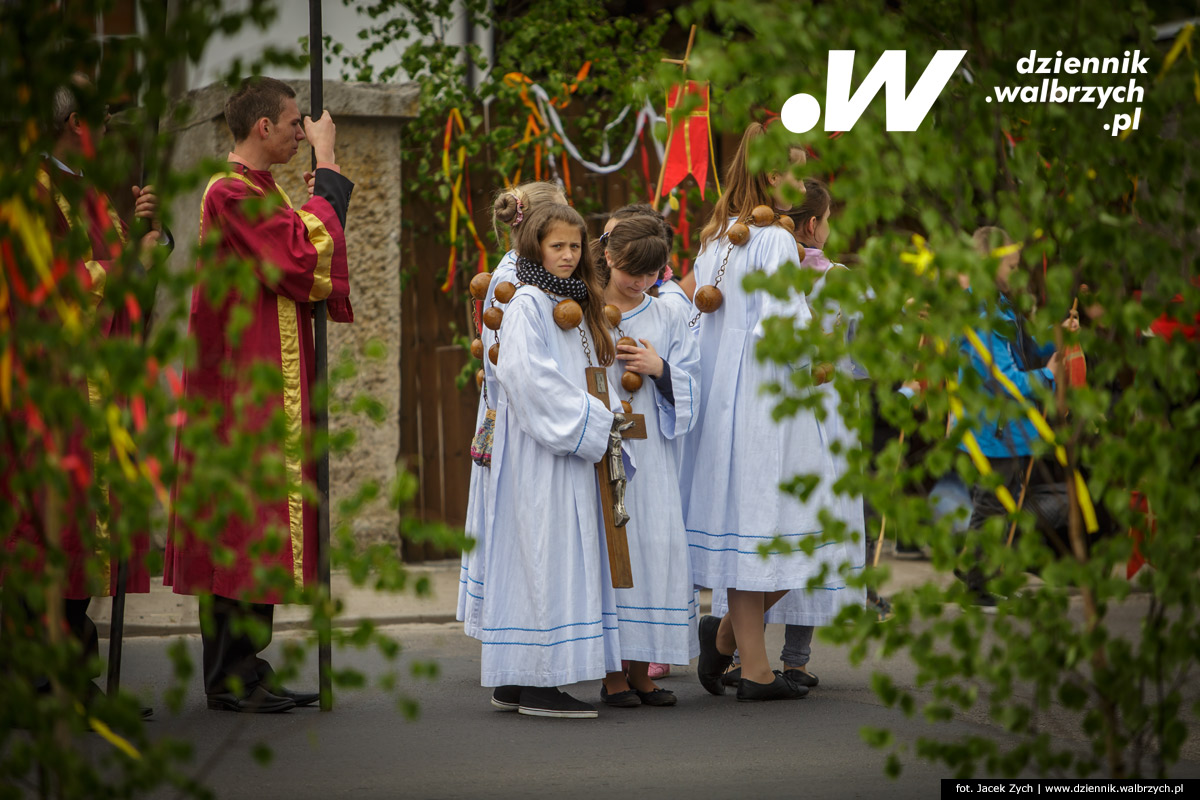 26.05.2016 Krzeszów. Kilkuset wiernych z Dolnego Śląska wzięło udział w tradycyjnej procesji Bożego Ciała w Sanktuarium Matki Bożej Łaskawej w Opactwie Cystersów w Krzeszowie. fot. Jacek Zych / Dziennik Wałbrzych