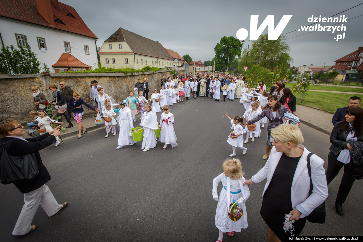 26.05.2016 Krzeszów. Kilkuset wiernych z Dolnego Śląska wzięło udział w tradycyjnej procesji Bożego Ciała w Sanktuarium Matki Bożej Łaskawej w Opactwie Cystersów w Krzeszowie. fot. Jacek Zych / Dziennik Wałbrzych