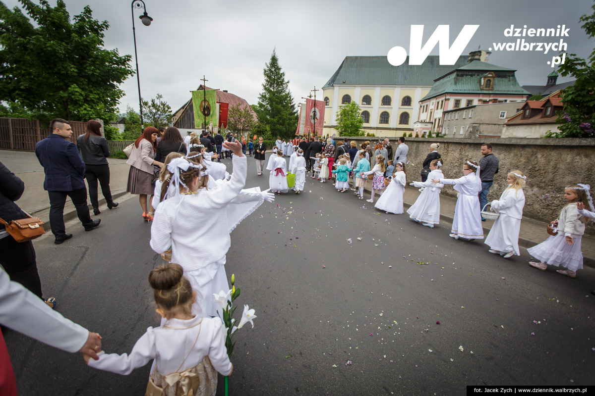 26.05.2016 Krzeszów. Kilkuset wiernych z Dolnego Śląska wzięło udział w tradycyjnej procesji Bożego Ciała w Sanktuarium Matki Bożej Łaskawej w Opactwie Cystersów w Krzeszowie. fot. Jacek Zych / Dziennik Wałbrzych