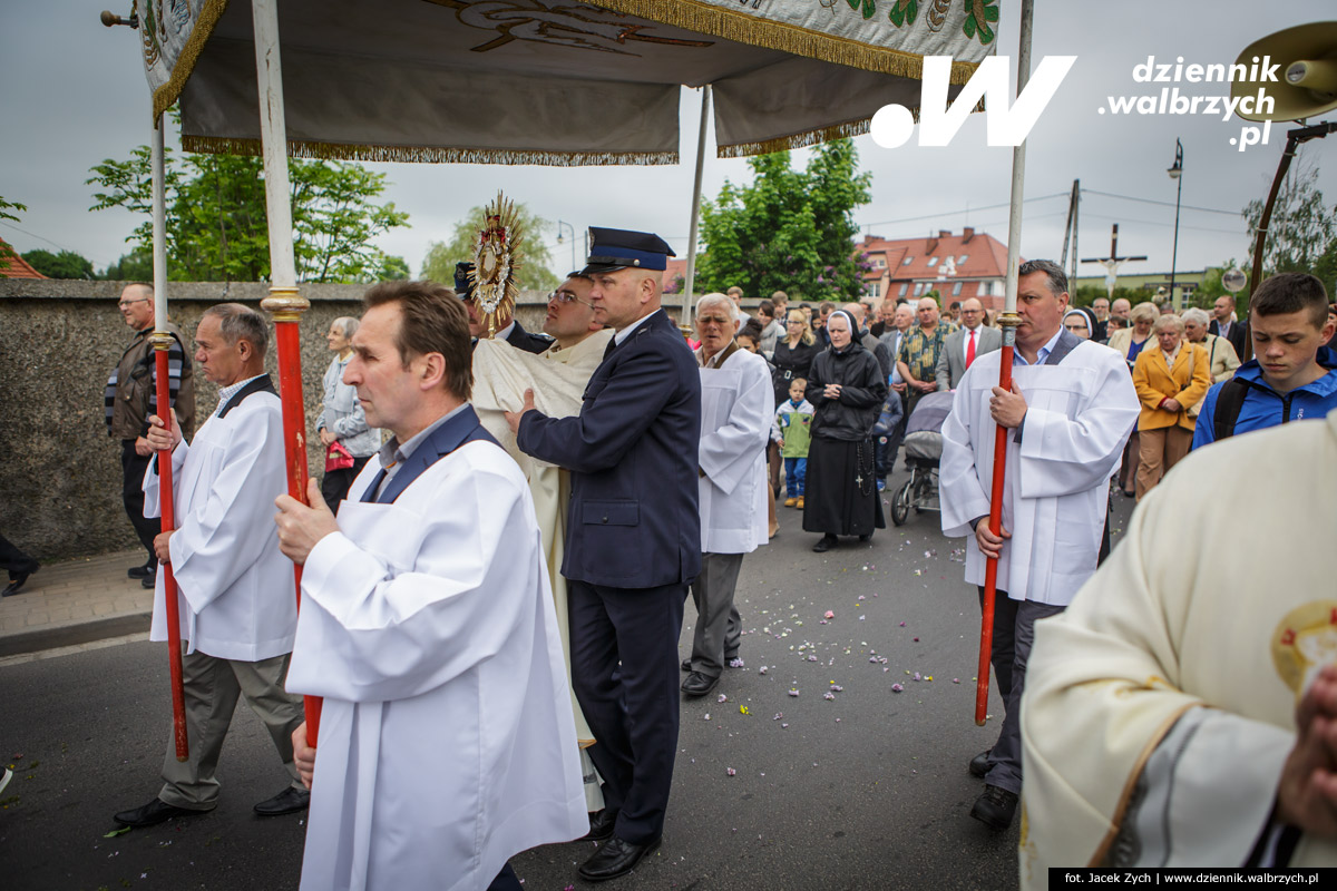 26.05.2016 Krzeszów. Kilkuset wiernych z Dolnego Śląska wzięło udział w tradycyjnej procesji Bożego Ciała w Sanktuarium Matki Bożej Łaskawej w Opactwie Cystersów w Krzeszowie. fot. Jacek Zych / Dziennik Wałbrzych