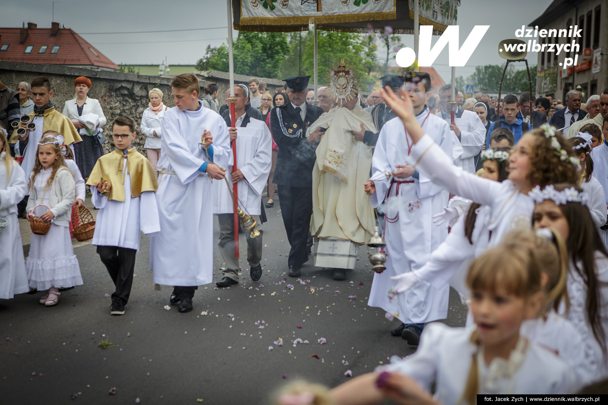 26.05.2016 Krzeszów. Kilkuset wiernych z Dolnego Śląska wzięło udział w tradycyjnej procesji Bożego Ciała w Sanktuarium Matki Bożej Łaskawej w Opactwie Cystersów w Krzeszowie. fot. Jacek Zych / Dziennik Wałbrzych