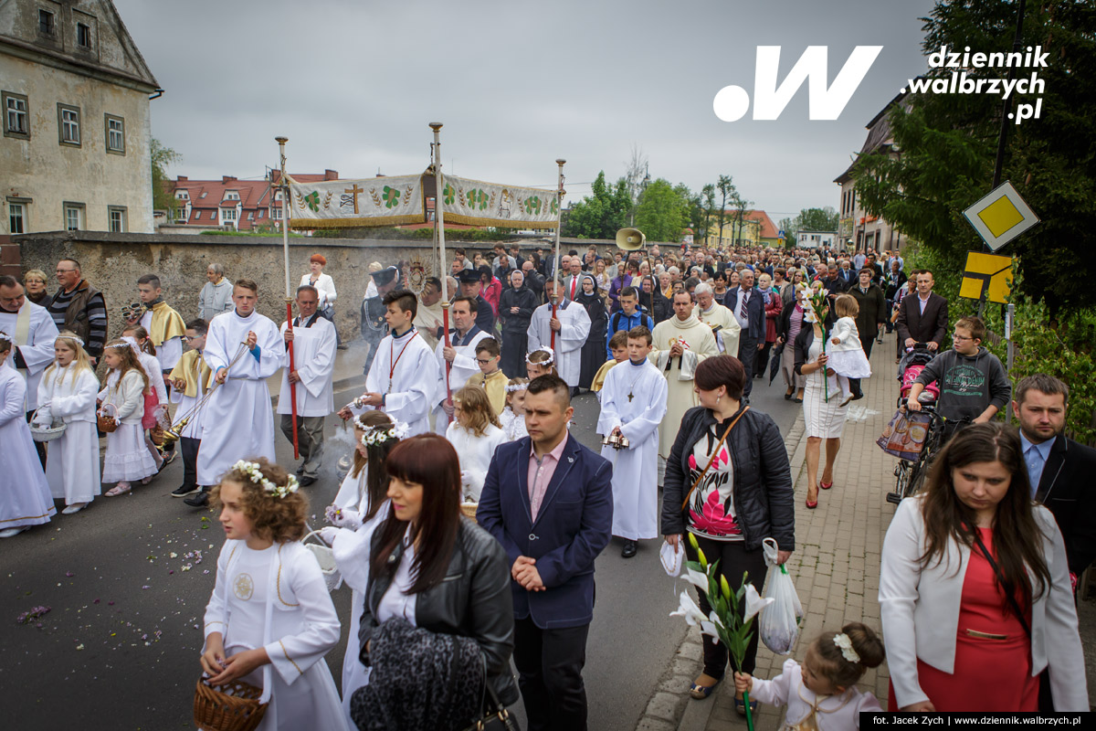 26.05.2016 Krzeszów. Kilkuset wiernych z Dolnego Śląska wzięło udział w tradycyjnej procesji Bożego Ciała w Sanktuarium Matki Bożej Łaskawej w Opactwie Cystersów w Krzeszowie. fot. Jacek Zych / Dziennik Wałbrzych