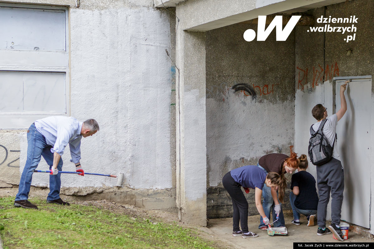 22.06.2016 Wałbrzych, Akcja malowania szkoły przez dzieci i młodzież szkoły podstawowej nr 21 i gimnazjum nr 7 w wałbrzyskiej dzielnicy Podzamcze. fot. Jacek Zych / Dziennik Wałbrzych