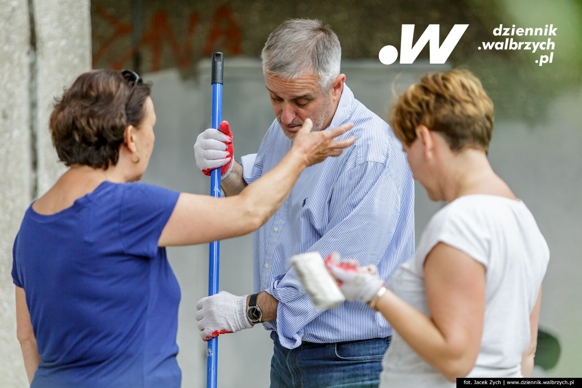 22.06.2016 Wałbrzych, Akcja malowania szkoły przez dzieci i młodzież szkoły podstawowej nr 21 i gimnazjum nr 7 w wałbrzyskiej dzielnicy Podzamcze. fot. Jacek Zych / Dziennik Wałbrzych