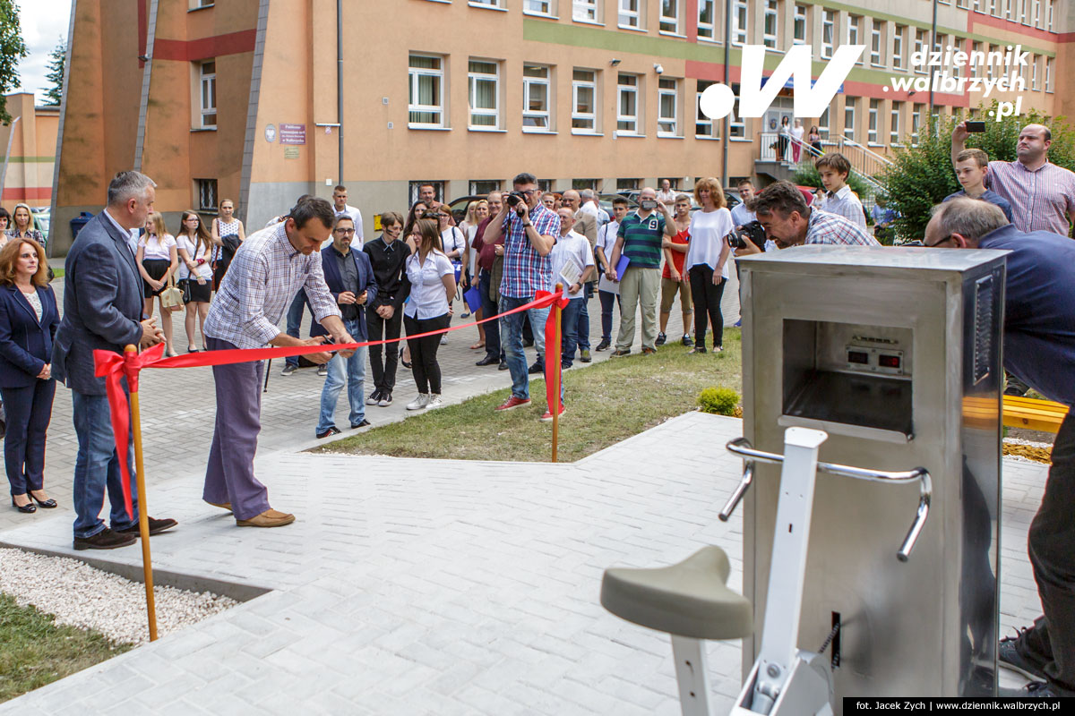 22.06.2016 Wałbrzych, Uroczyste uruchomienie pierwszej wałbrzyskiej ekoelektrowni - projektu edukacyjnego zrealizowanego w ramach VI edycji Funduszu Toyoty przez 6 Gimnazjum w Wałbrzychu im. Janusza Korczaka fot. Jacek Zych / Dziennik Wałbrzych