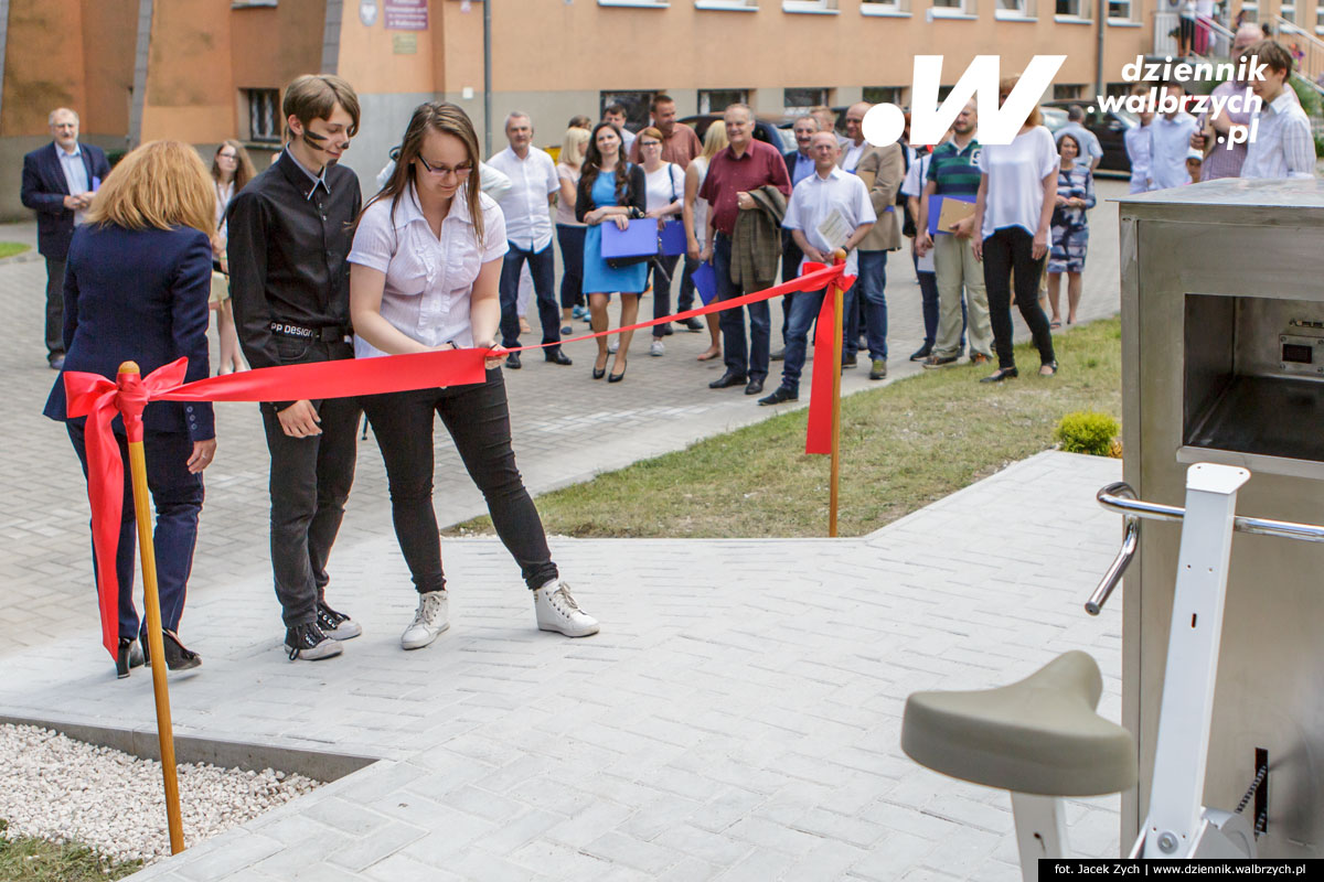 22.06.2016 Wałbrzych, Uroczyste uruchomienie pierwszej wałbrzyskiej ekoelektrowni - projektu edukacyjnego zrealizowanego w ramach VI edycji Funduszu Toyoty przez 6 Gimnazjum w Wałbrzychu im. Janusza Korczaka fot. Jacek Zych / Dziennik Wałbrzych