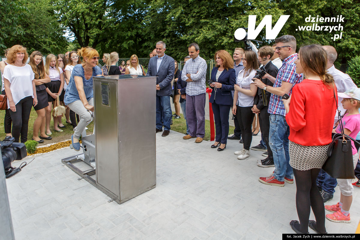 22.06.2016 Wałbrzych, Uroczyste uruchomienie pierwszej wałbrzyskiej ekoelektrowni - projektu edukacyjnego zrealizowanego w ramach VI edycji Funduszu Toyoty przez 6 Gimnazjum w Wałbrzychu im. Janusza Korczaka fot. Jacek Zych / Dziennik Wałbrzych