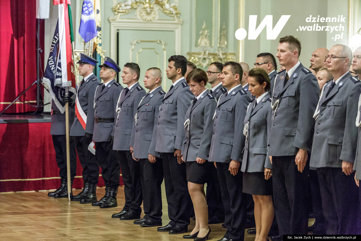 11.07.2016 Wałbrzych, Z okazji święta policji komendant wojewódzki Policji we Wrocławiu insp. Arkadiusz Golanowski oraz komendant miejski Policji w Wałbrzychu insp. Andrzej Basztura wręczyli nominacje na stopnie oficerskie i podoficerskie. fot. Jacek Zych / Dziennik Wałbrzych