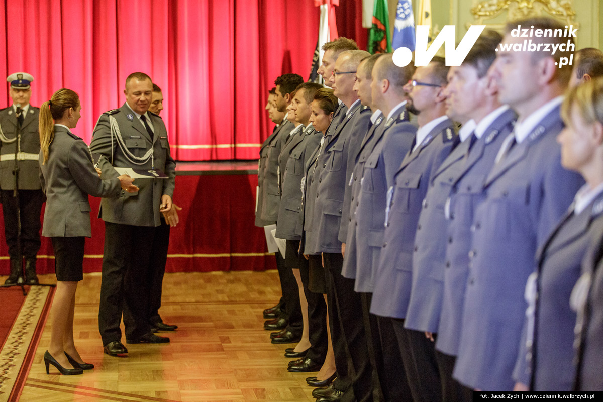 11.07.2016 Wałbrzych, Z okazji święta policji komendant wojewódzki Policji we Wrocławiu insp. Arkadiusz Golanowski oraz komendant miejski Policji w Wałbrzychu insp. Andrzej Basztura wręczyli nominacje na stopnie oficerskie i podoficerskie. fot. Jacek Zych / Dziennik Wałbrzych