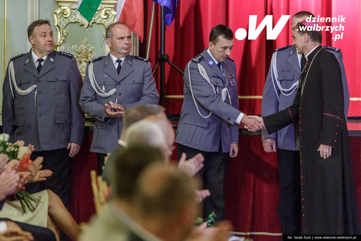 11.07.2016 Wałbrzych, Z okazji święta policji komendant wojewódzki Policji we Wrocławiu insp. Arkadiusz Golanowski oraz komendant miejski Policji w Wałbrzychu insp. Andrzej Basztura wręczyli nominacje na stopnie oficerskie i podoficerskie. fot. Jacek Zych / Dziennik Wałbrzych