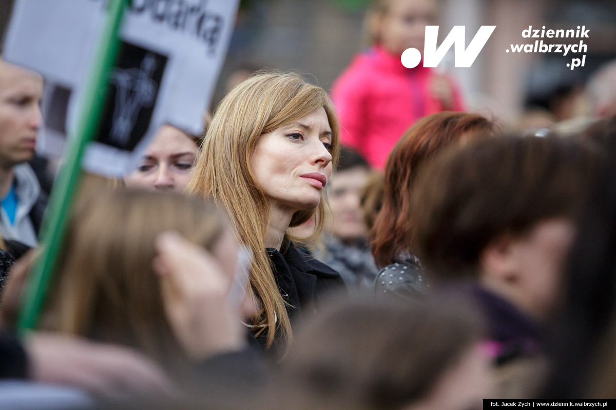3.10.2016. Czarny protest - manifestacja przeciwników zaostrzenia ustawy aborcyjnej. fot. Jacek Zych / Dziennik Wałbrzych
