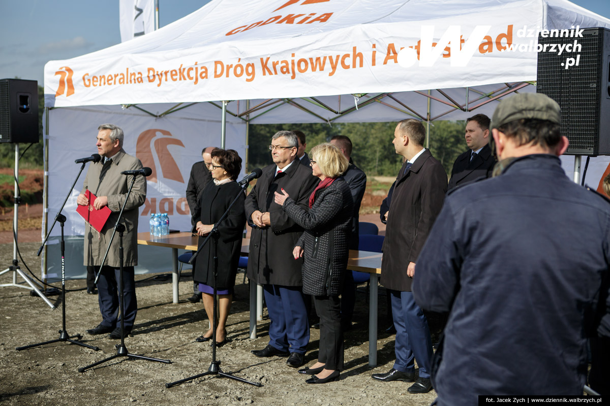 14.10.2016. Minister Infrastruktury i Budownictwa Andrzej Adamczyk podpisał dokument przekazujący środki na rozpoczęcie budowy drogi ekspresowej S3 na odcinku Bolków-Lubawkafot. Jacek Zych / Dziennik Wałbrzych