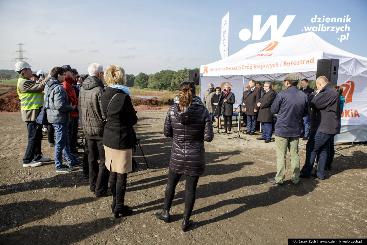 14.10.2016. Minister Infrastruktury i Budownictwa Andrzej Adamczyk podpisał dokument przekazujący środki na rozpoczęcie budowy drogi ekspresowej S3 na odcinku Bolków-Lubawkafot. Jacek Zych / Dziennik Wałbrzych