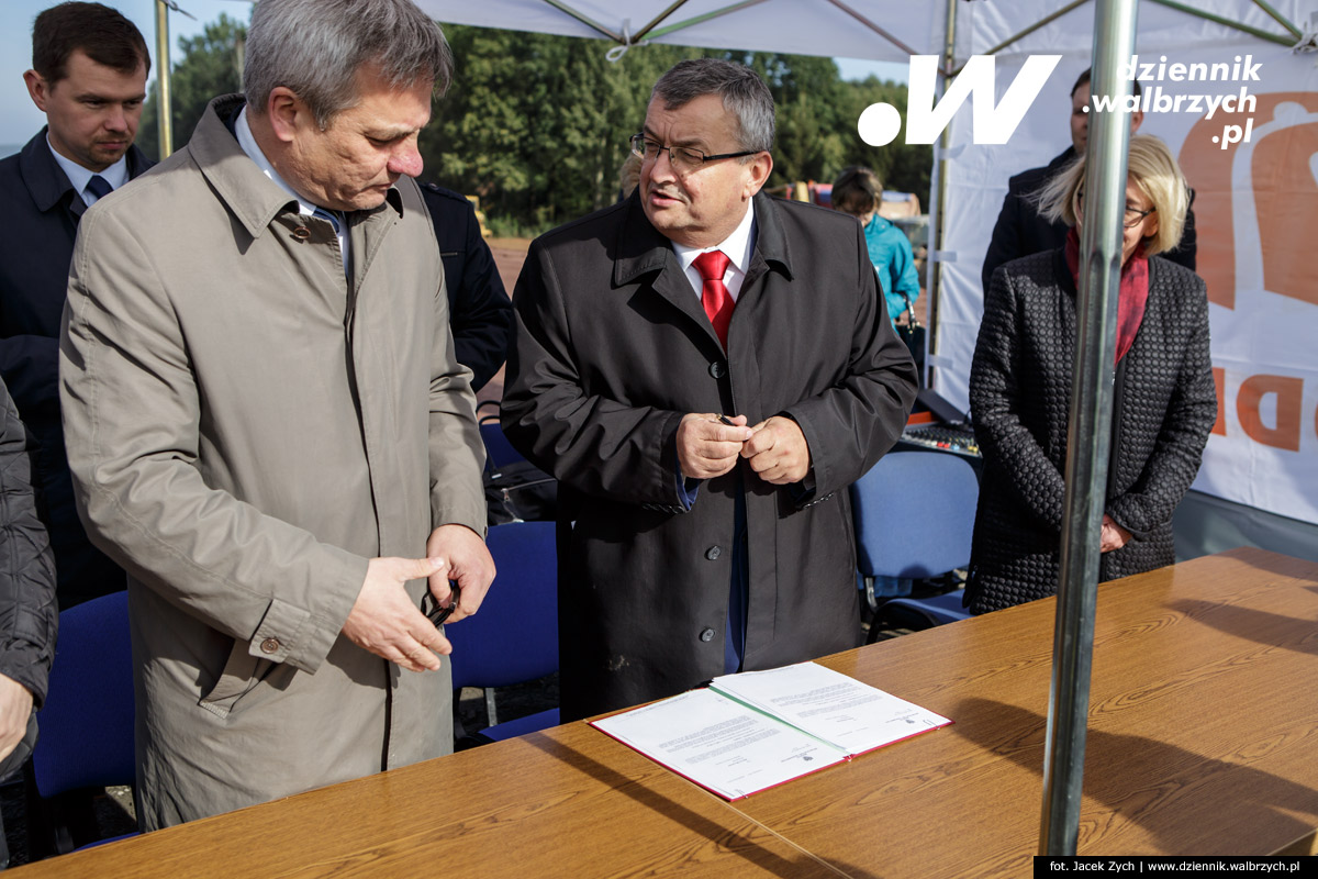 14.10.2016. Minister Infrastruktury i Budownictwa Andrzej Adamczyk podpisał dokument przekazujący środki na rozpoczęcie budowy drogi ekspresowej S3 na odcinku Bolków-Lubawkafot. Jacek Zych / Dziennik Wałbrzych