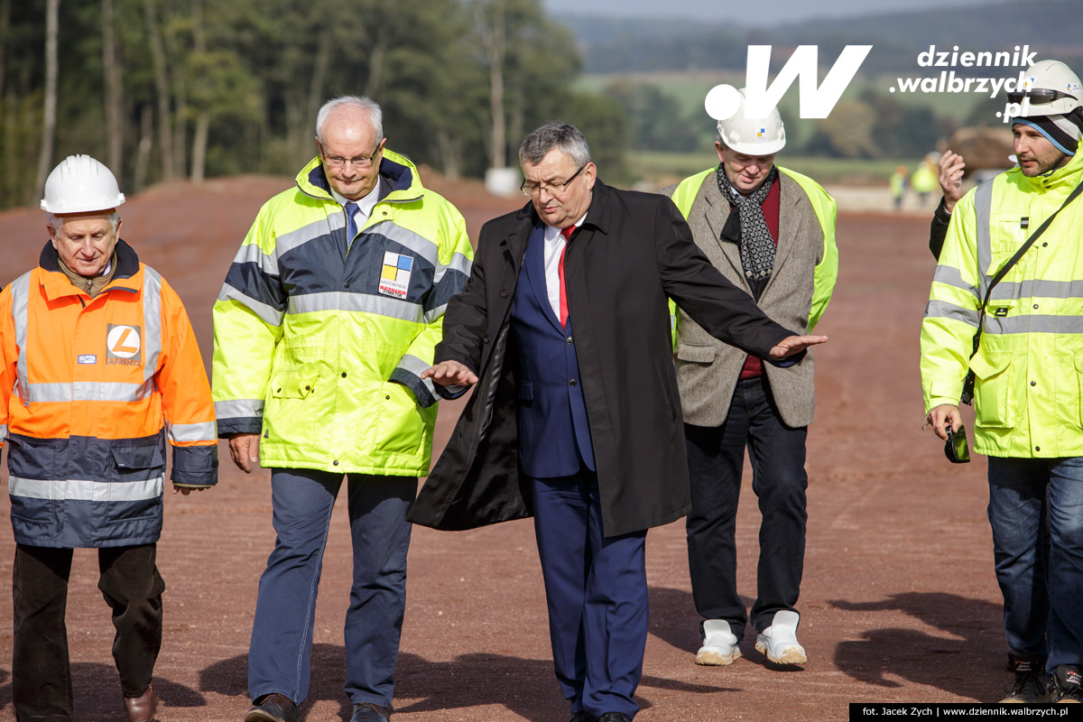 14.10.2016. Minister Infrastruktury i Budownictwa Andrzej Adamczyk podpisał dokument przekazujący środki na rozpoczęcie budowy drogi ekspresowej S3 na odcinku Bolków-Lubawkafot. Jacek Zych / Dziennik Wałbrzych