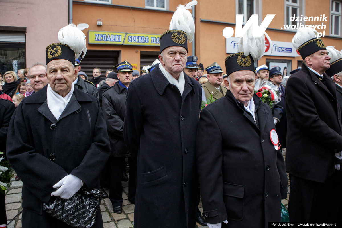 11.11.2016. Wałbrzych. Złożenie kwiatów pod Pomnikiem Niepodległości na Placu Kościelnym fot. Jacek Zych / Dziennik Wałbrzych