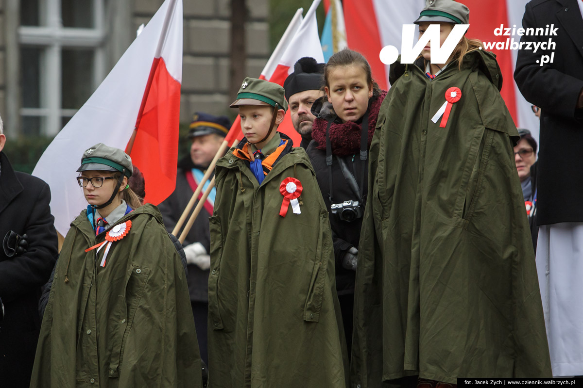 11.11.2016. Wałbrzych. Złożenie kwiatów pod Pomnikiem Niepodległości na Placu Kościelnym fot. Jacek Zych / Dziennik Wałbrzych