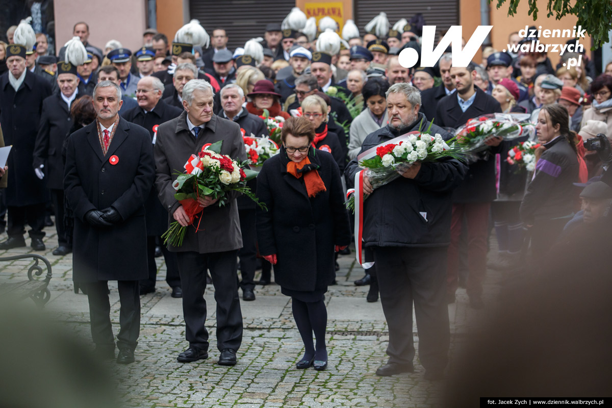 11.11.2016. Wałbrzych. Złożenie kwiatów pod Pomnikiem Niepodległości na Placu Kościelnym fot. Jacek Zych / Dziennik Wałbrzych