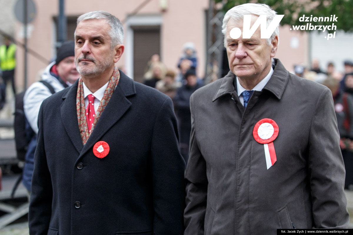 11.11.2016. Wałbrzych. Złożenie kwiatów pod Pomnikiem Niepodległości na Placu Kościelnym fot. Jacek Zych / Dziennik Wałbrzych