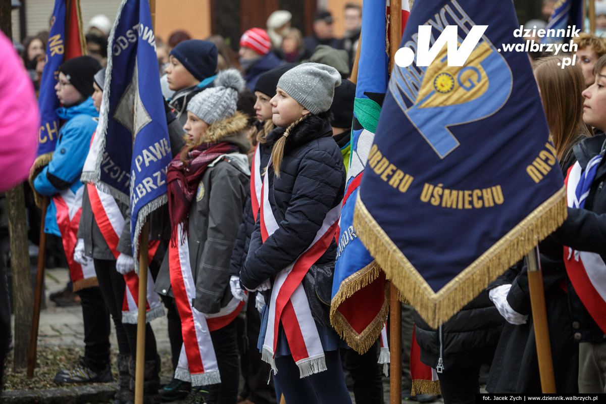 11.11.2016. Wałbrzych. Złożenie kwiatów pod Pomnikiem Niepodległości na Placu Kościelnym fot. Jacek Zych / Dziennik Wałbrzych