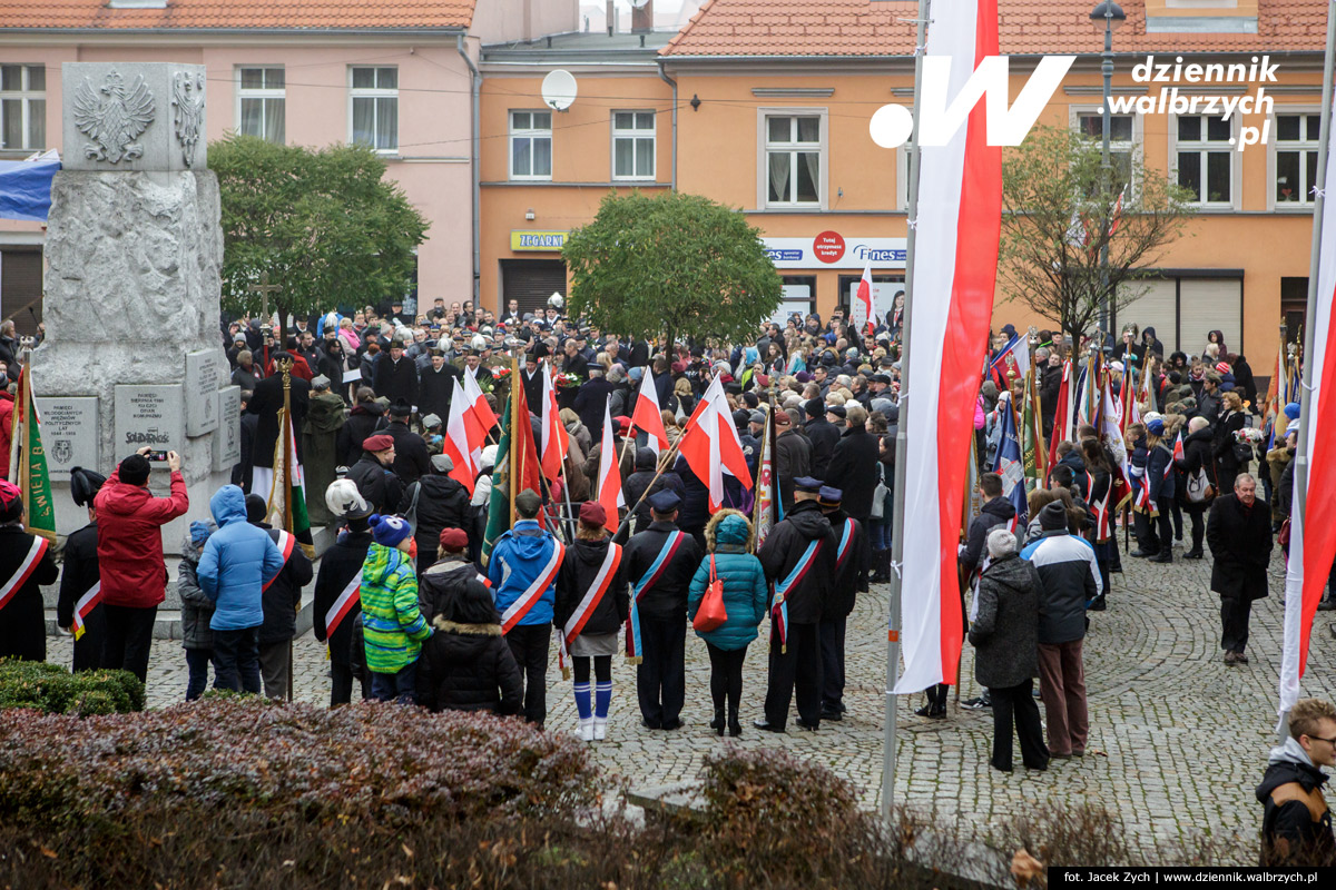 11.11.2016. Wałbrzych. Złożenie kwiatów pod Pomnikiem Niepodległości na Placu Kościelnym fot. Jacek Zych / Dziennik Wałbrzych