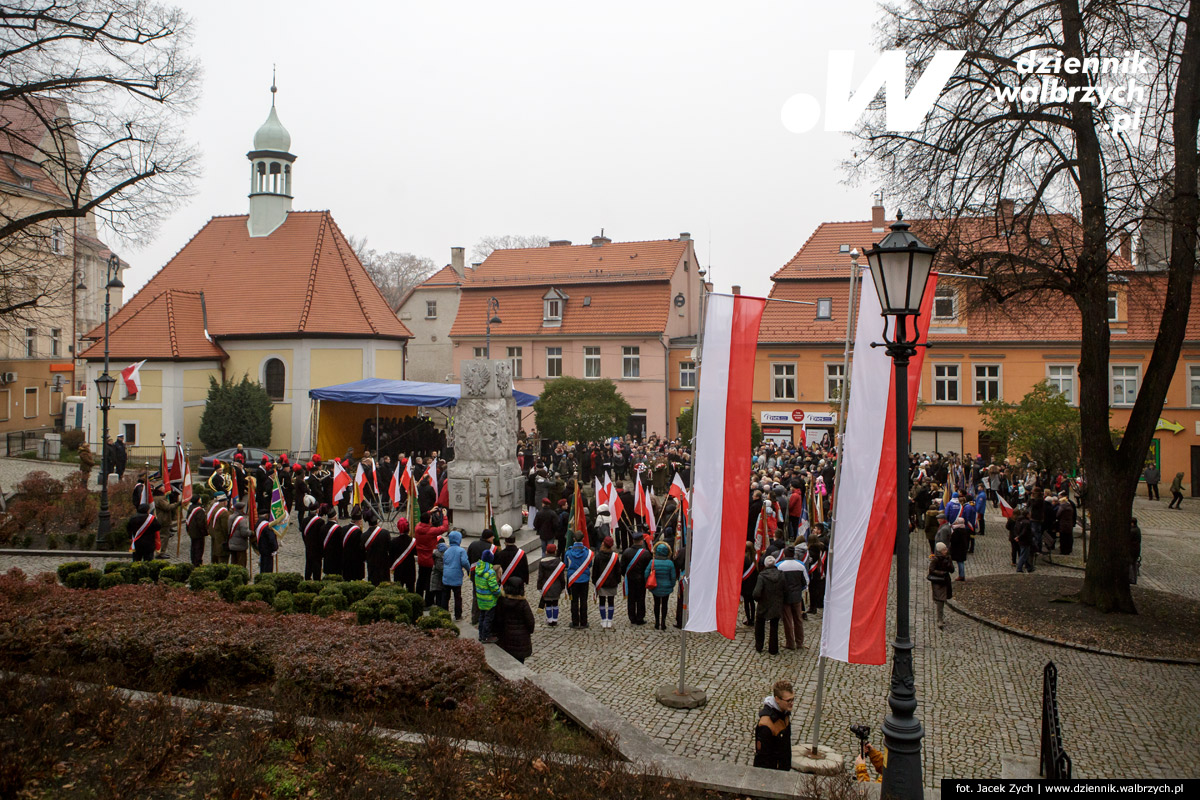 11.11.2016. Wałbrzych. Złożenie kwiatów pod Pomnikiem Niepodległości na Placu Kościelnym fot. Jacek Zych / Dziennik Wałbrzych