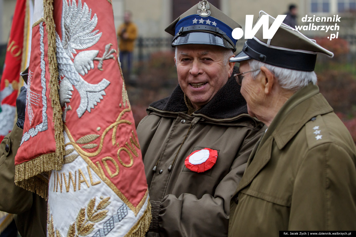 11.11.2016. Wałbrzych. Złożenie kwiatów pod Pomnikiem Niepodległości na Placu Kościelnym fot. Jacek Zych / Dziennik Wałbrzych