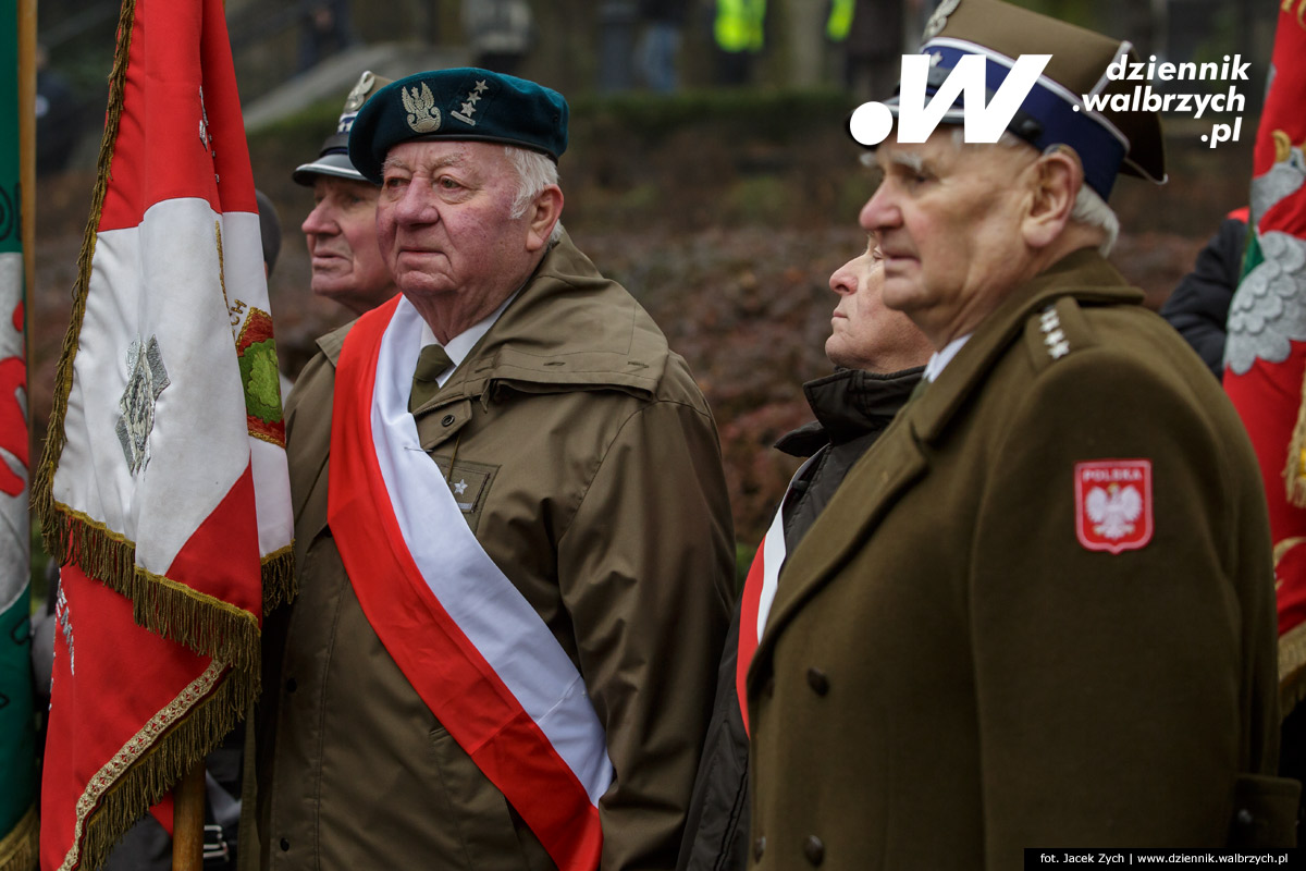 11.11.2016. Wałbrzych. Złożenie kwiatów pod Pomnikiem Niepodległości na Placu Kościelnym fot. Jacek Zych / Dziennik Wałbrzych