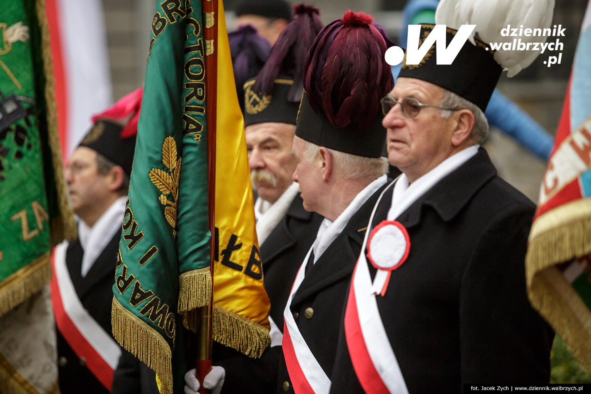 11.11.2016. Wałbrzych. Złożenie kwiatów pod Pomnikiem Niepodległości na Placu Kościelnym fot. Jacek Zych / Dziennik Wałbrzych