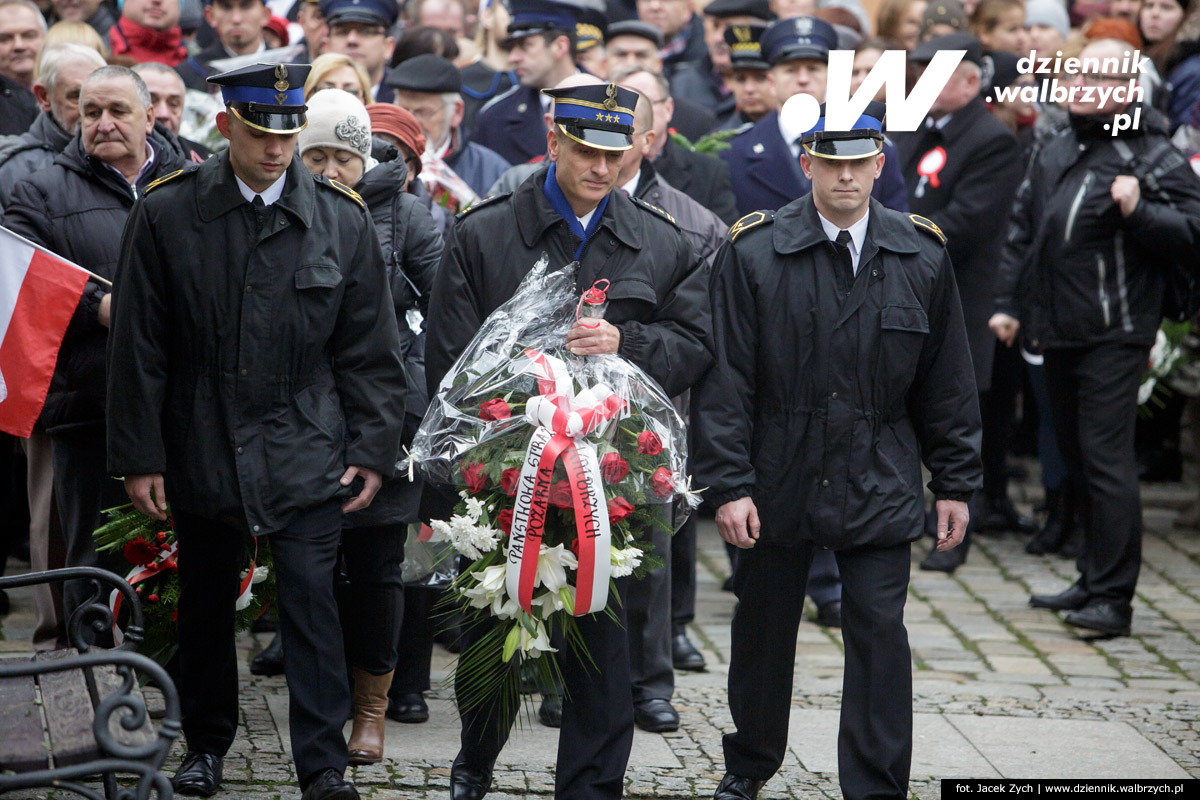 11.11.2016. Wałbrzych. Złożenie kwiatów pod Pomnikiem Niepodległości na Placu Kościelnym fot. Jacek Zych / Dziennik Wałbrzych