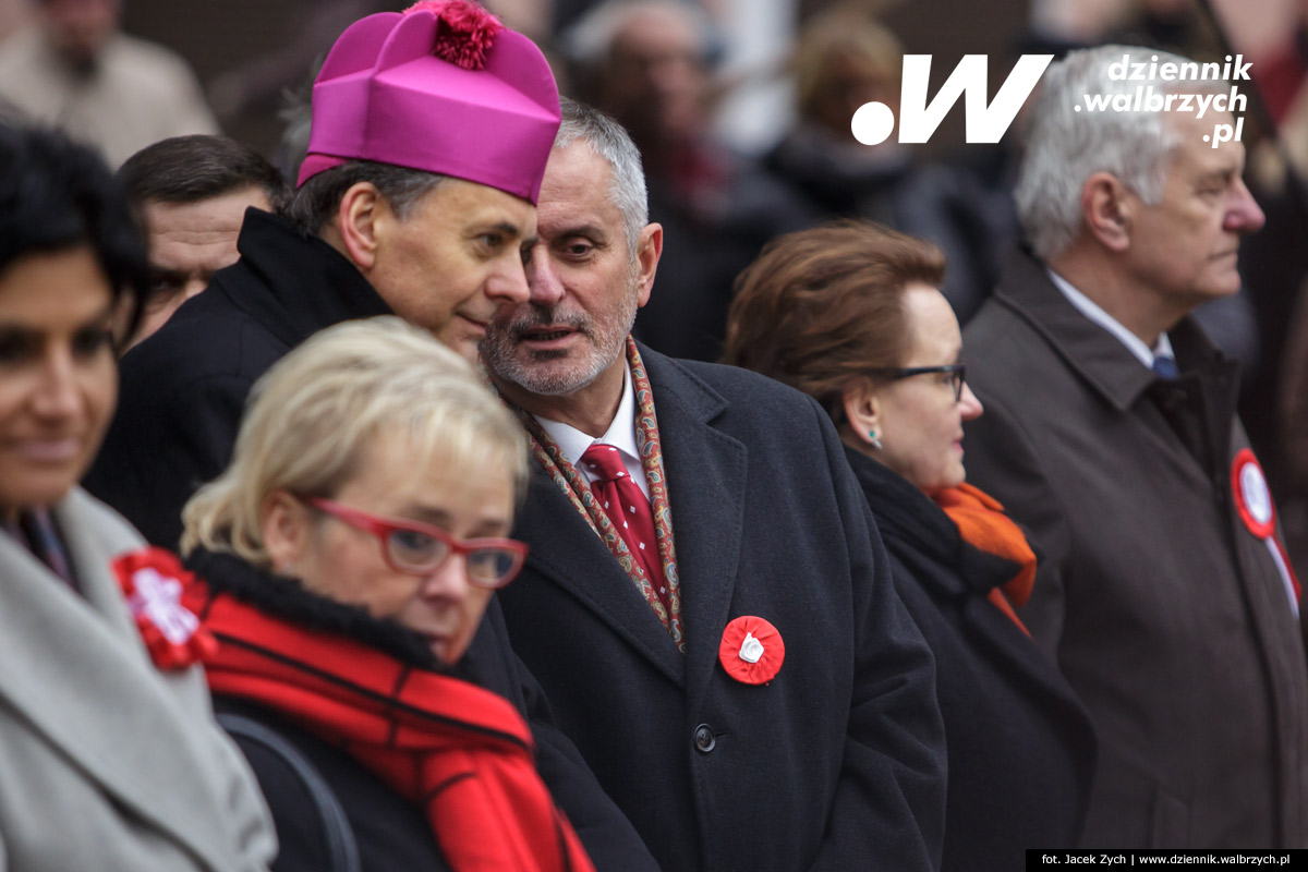 11.11.2016. Wałbrzych. Złożenie kwiatów pod Pomnikiem Niepodległości na Placu Kościelnym fot. Jacek Zych / Dziennik Wałbrzych