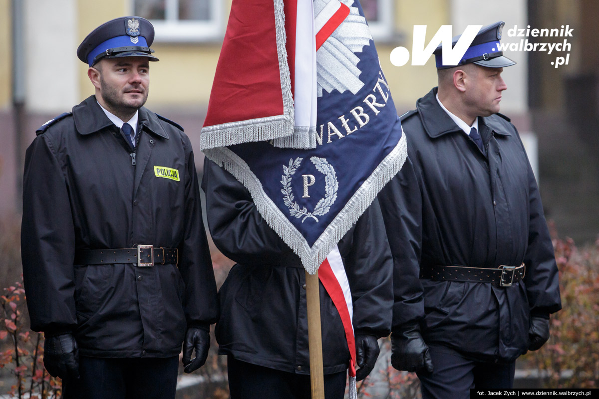 11.11.2016. Wałbrzych. Złożenie kwiatów pod Pomnikiem Niepodległości na Placu Kościelnym fot. Jacek Zych / Dziennik Wałbrzych