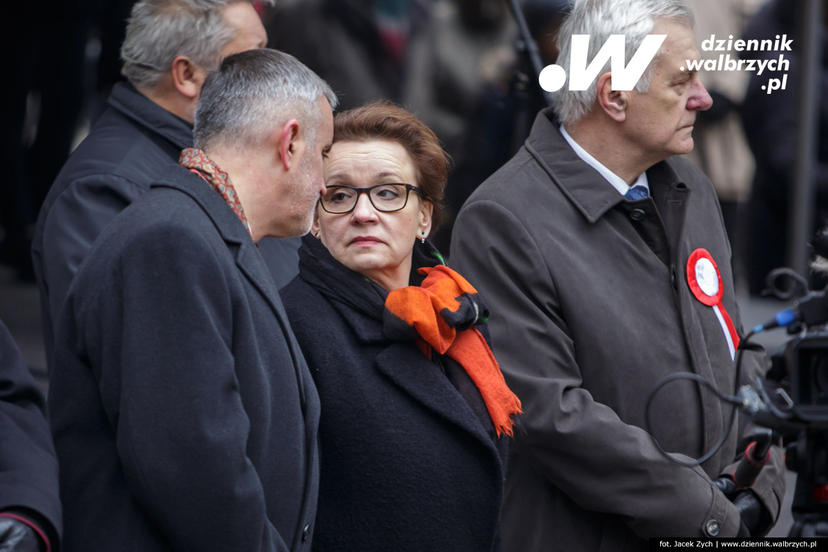 11.11.2016. Wałbrzych. Złożenie kwiatów pod Pomnikiem Niepodległości na Placu Kościelnym fot. Jacek Zych / Dziennik Wałbrzych