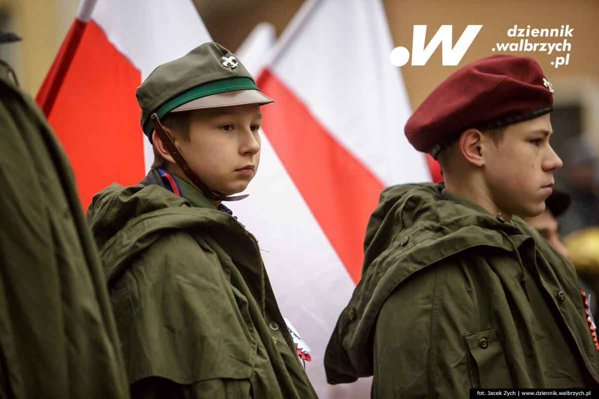 11.11.2016. Wałbrzych. Złożenie kwiatów pod Pomnikiem Niepodległości na Placu Kościelnym fot. Jacek Zych / Dziennik Wałbrzych