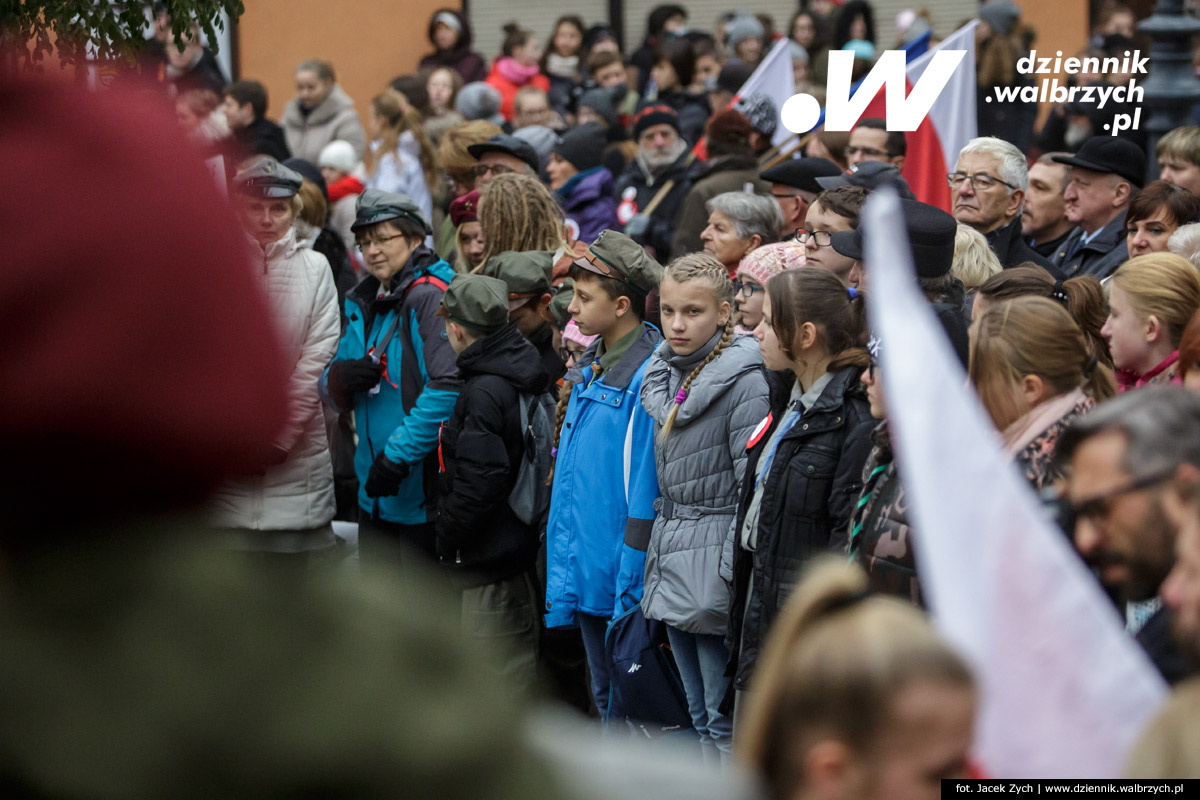 11.11.2016. Wałbrzych. Złożenie kwiatów pod Pomnikiem Niepodległości na Placu Kościelnym fot. Jacek Zych / Dziennik Wałbrzych