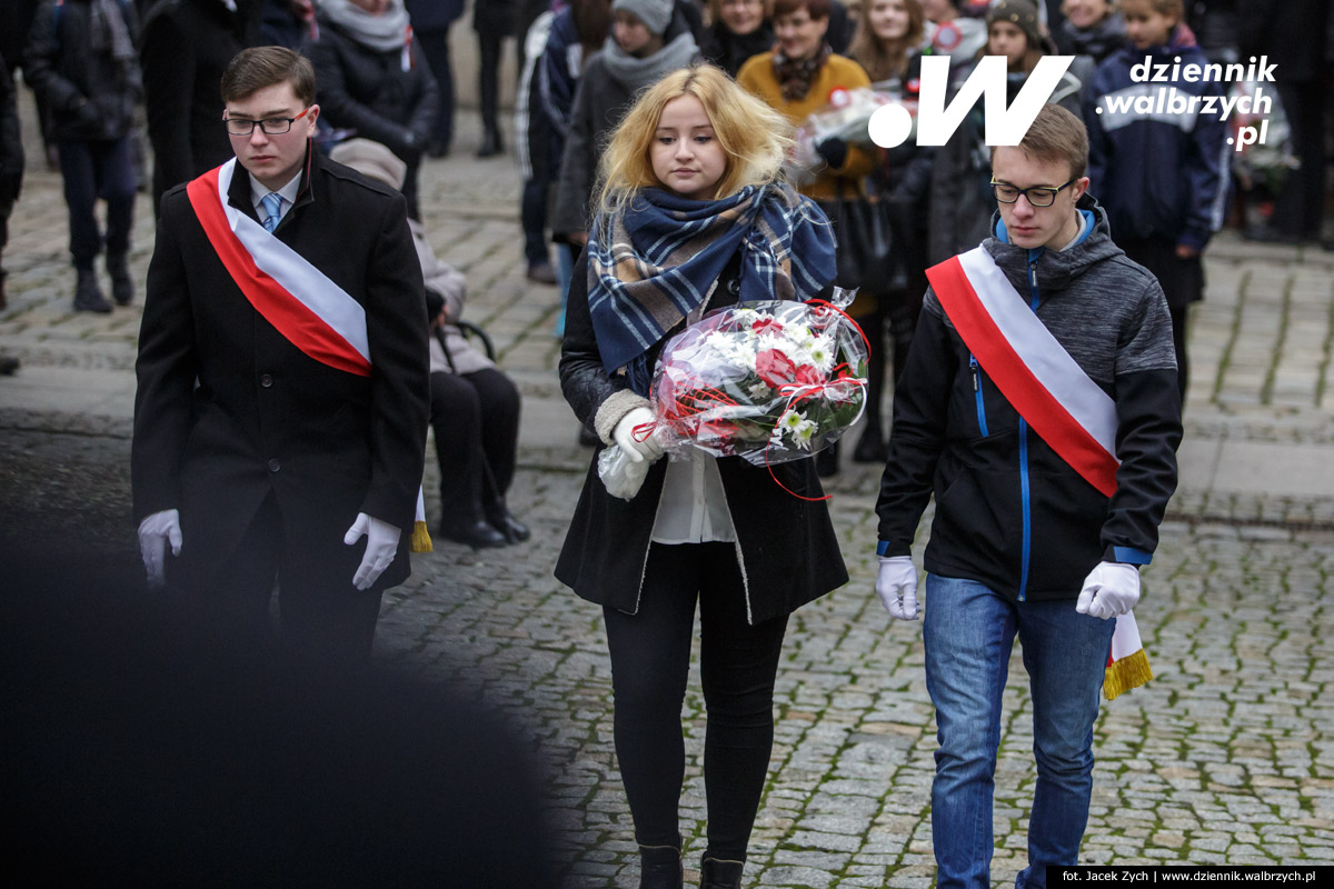 11.11.2016. Wałbrzych. Złożenie kwiatów pod Pomnikiem Niepodległości na Placu Kościelnym fot. Jacek Zych / Dziennik Wałbrzych