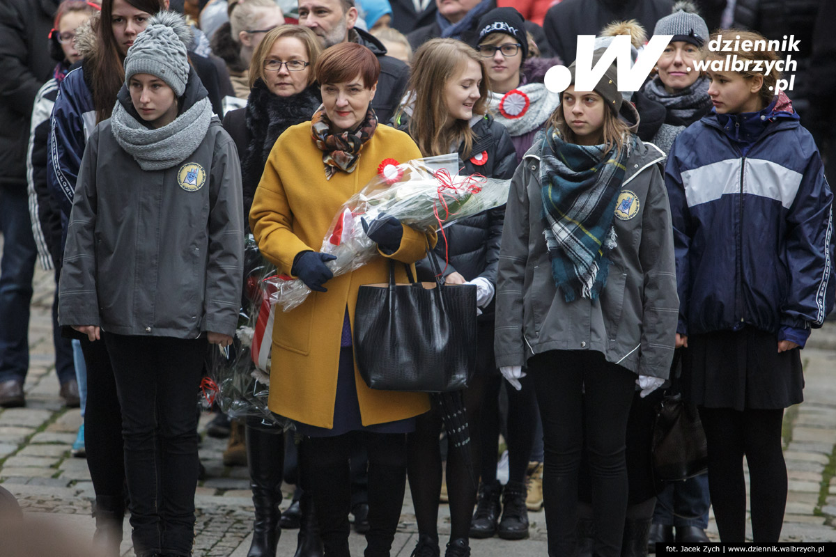 11.11.2016. Wałbrzych. Złożenie kwiatów pod Pomnikiem Niepodległości na Placu Kościelnym fot. Jacek Zych / Dziennik Wałbrzych