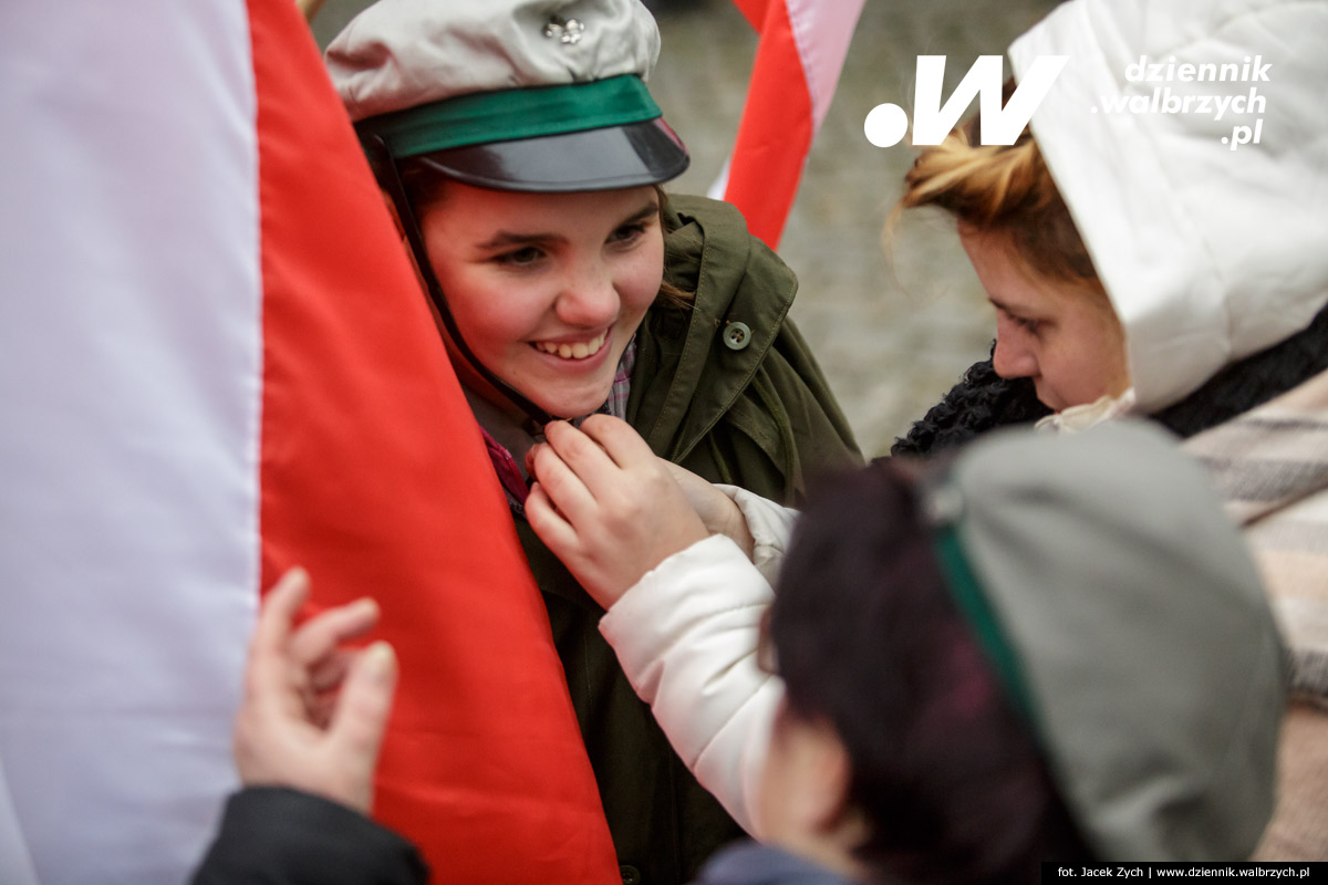 11.11.2016. Wałbrzych. Złożenie kwiatów pod Pomnikiem Niepodległości na Placu Kościelnym fot. Jacek Zych / Dziennik Wałbrzych