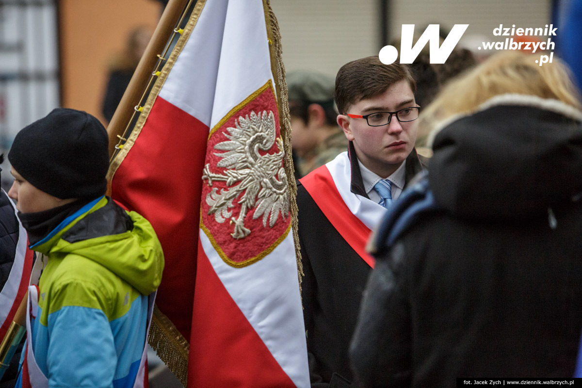 11.11.2016. Wałbrzych. Złożenie kwiatów pod Pomnikiem Niepodległości na Placu Kościelnym fot. Jacek Zych / Dziennik Wałbrzych