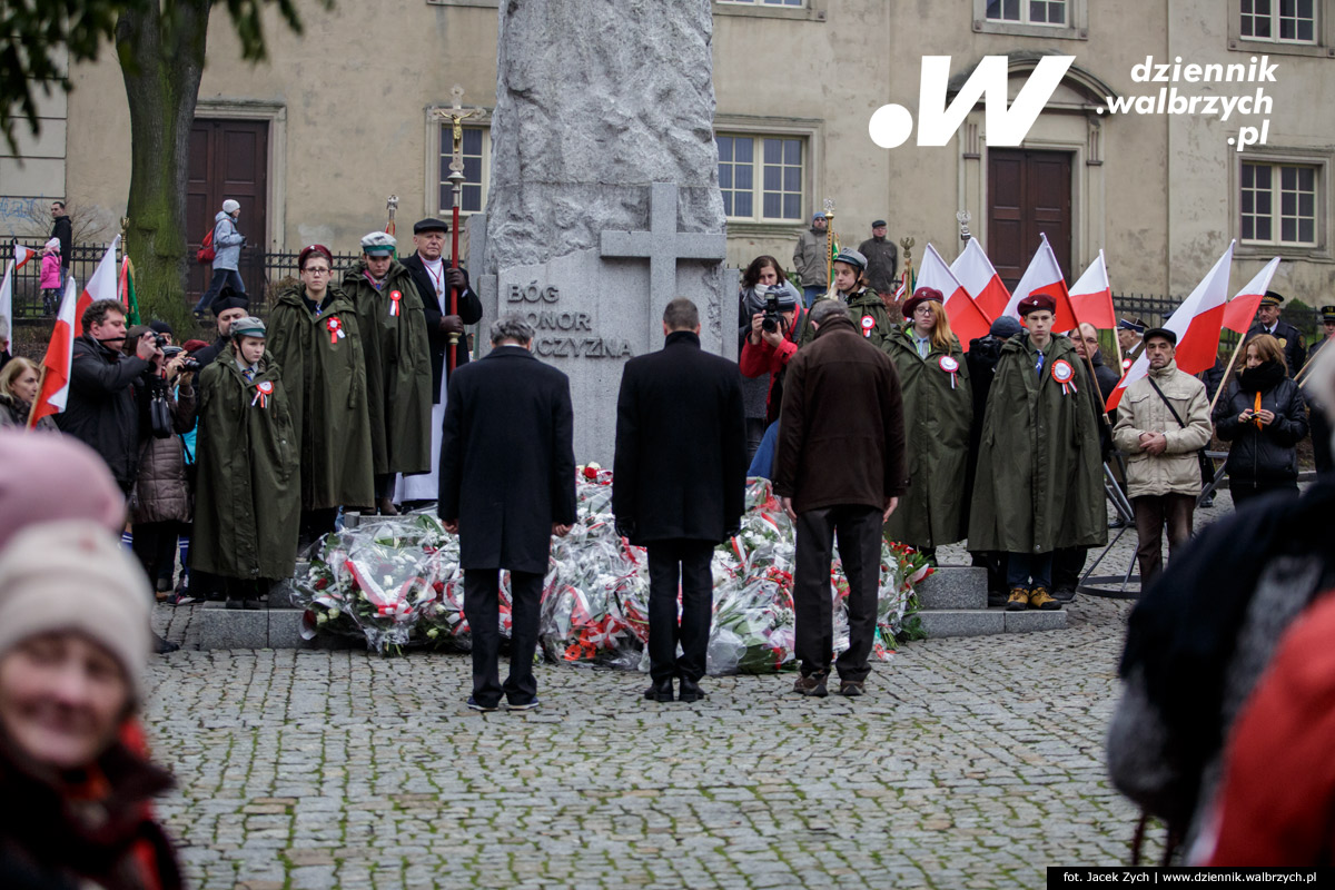 11.11.2016. Wałbrzych. Złożenie kwiatów pod Pomnikiem Niepodległości na Placu Kościelnym fot. Jacek Zych / Dziennik Wałbrzych